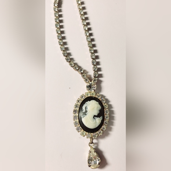 Vintage CAMEO Swavorksi Crystal Necklace - Picture 4 of 15